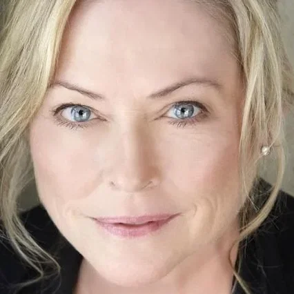  Lori Hallier