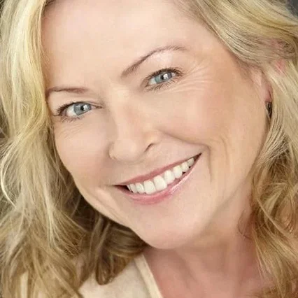  Lori Hallier