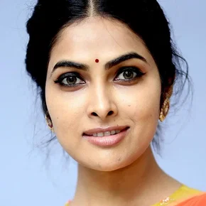 Photo star :  Divi Vadthya