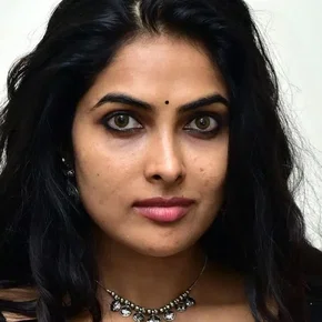 Photo star :  Divi Vadthya