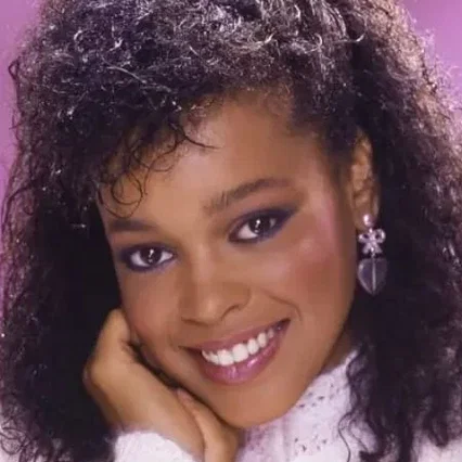  Ola Ray