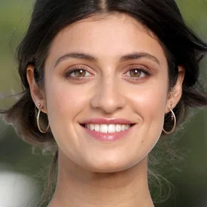 Photo star :  Anya Chalotra