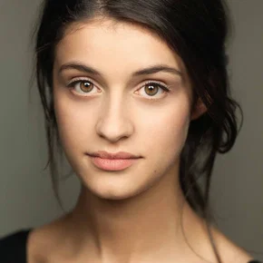 Photo star :  Anya Chalotra