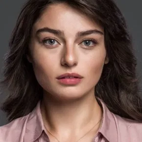 Photo star :  Ayça Ayşin Turan