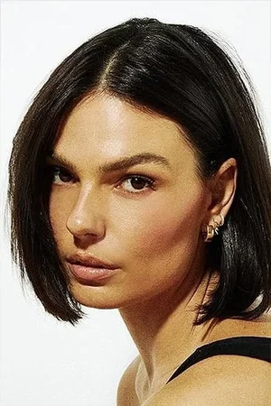  Isis Valverde