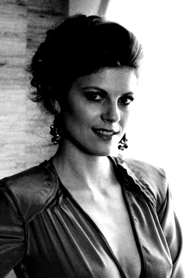  Robyn Douglass