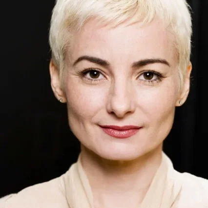  Bronwen Booth