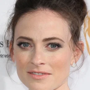 Photo star : Lara Pulver