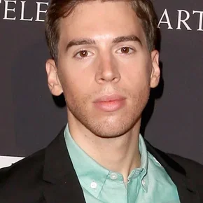 Photo star : Jordan Gavaris