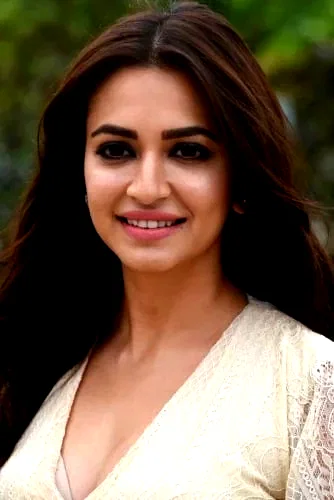  Kriti Kharbanda