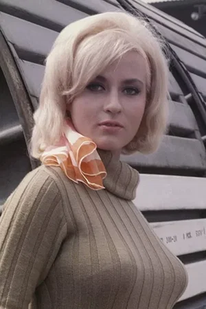  Lee Meredith photo
