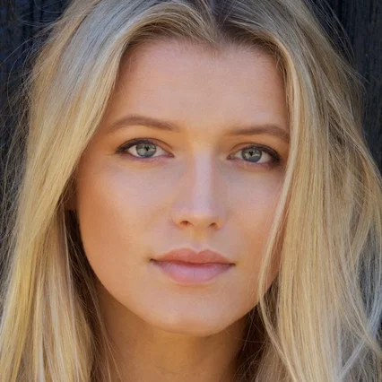  Lily Travers