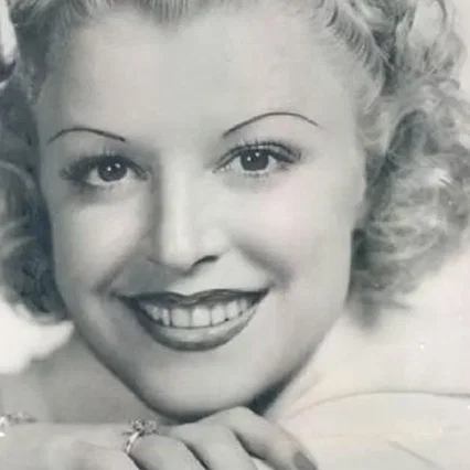  Collette Lyons