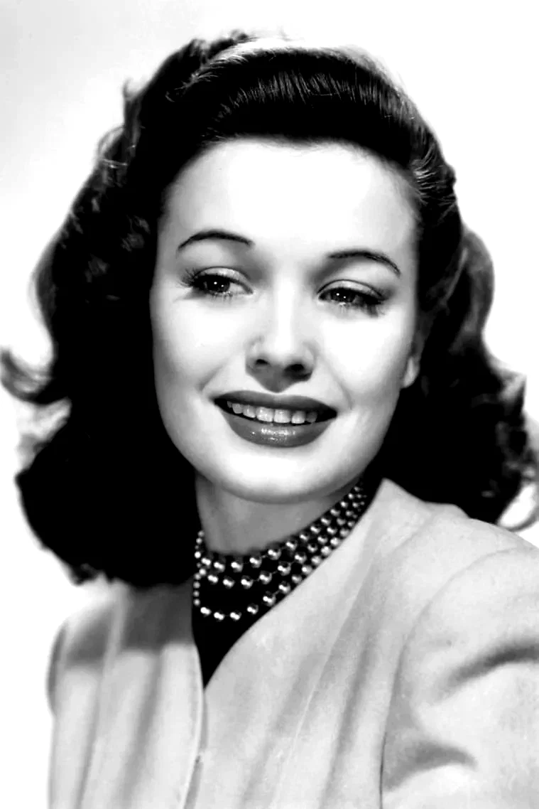  Lois Collier