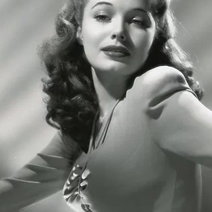  Lois Collier