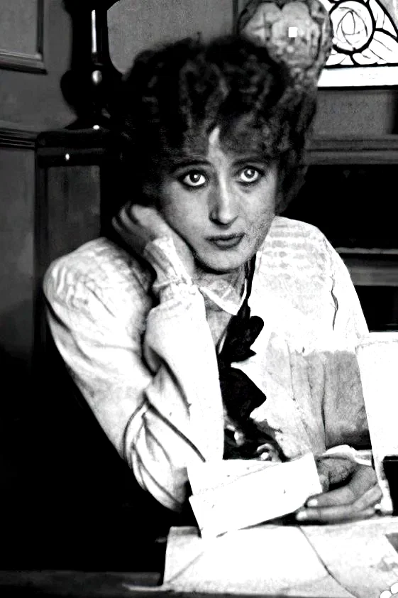  Suzanne Delve