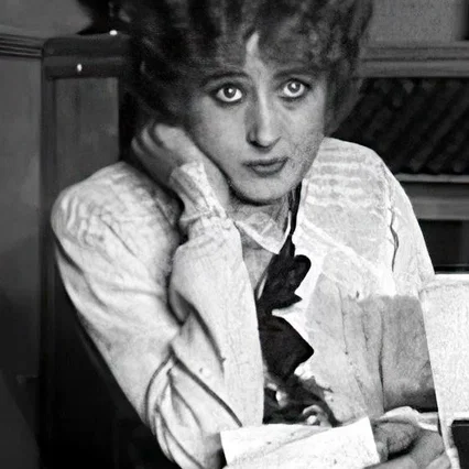  Suzanne Delve
