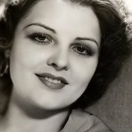  Lilian Bond