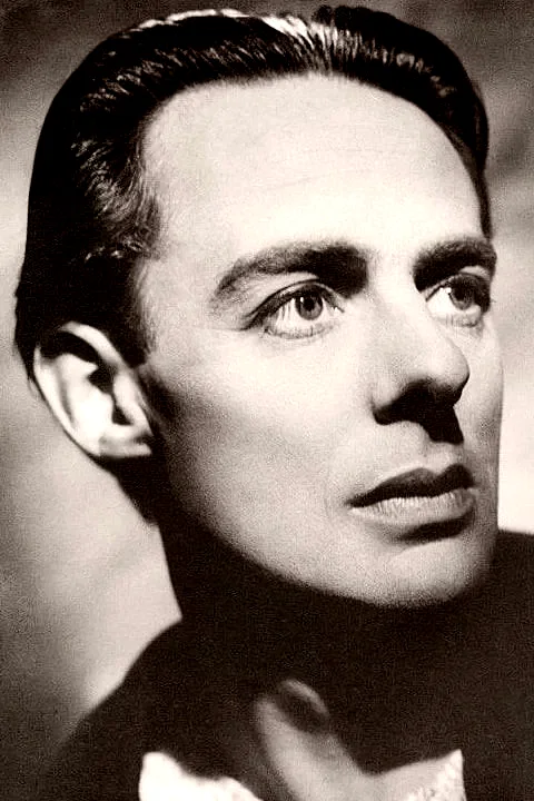 Alec  Clunes
