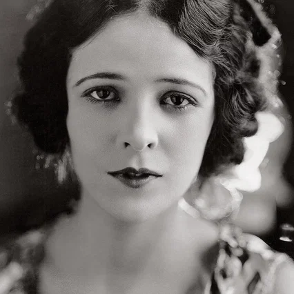  Mona Maris