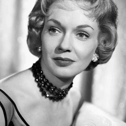  Gloria Henry