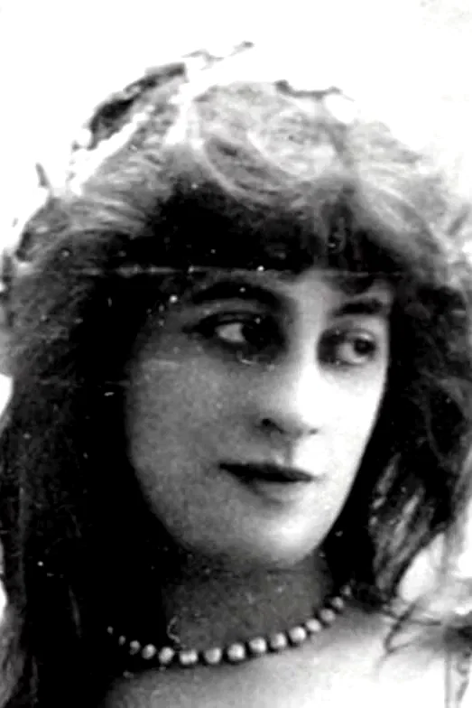  Suzanne Munte