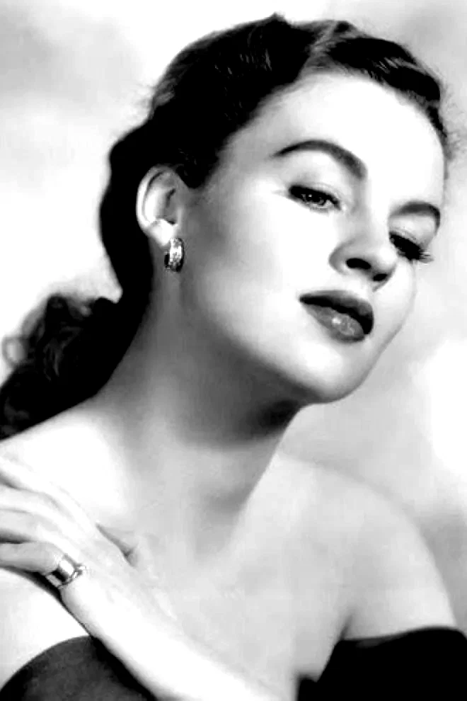  Helena Carter