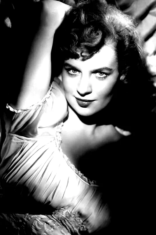  Helena Carter