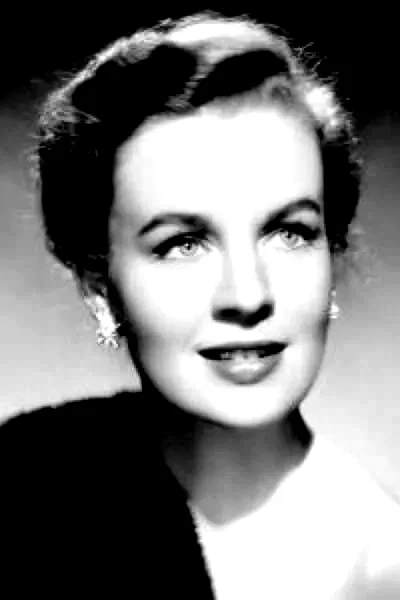  Helena Carter