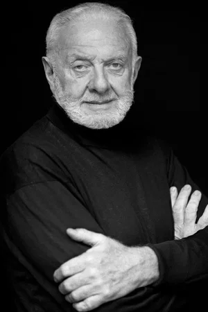  Leslie Linder photo