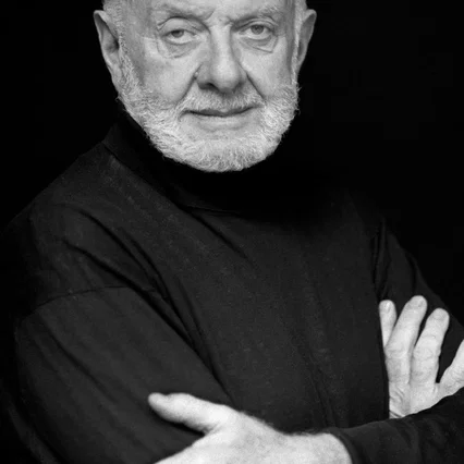  Leslie Linder