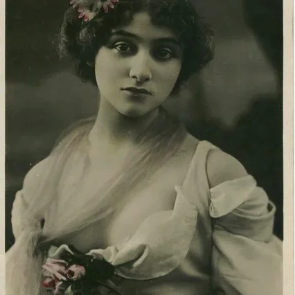  Lilian Greuze