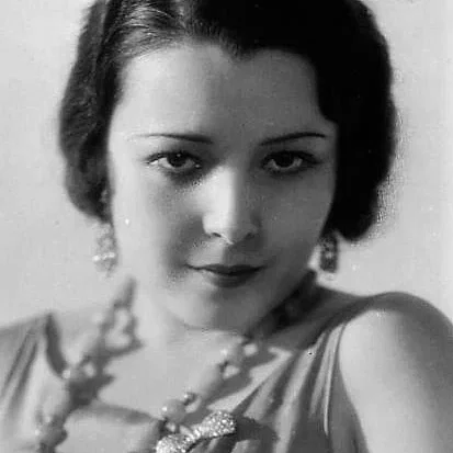  Lupita Tovar