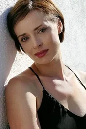  Lara Harris