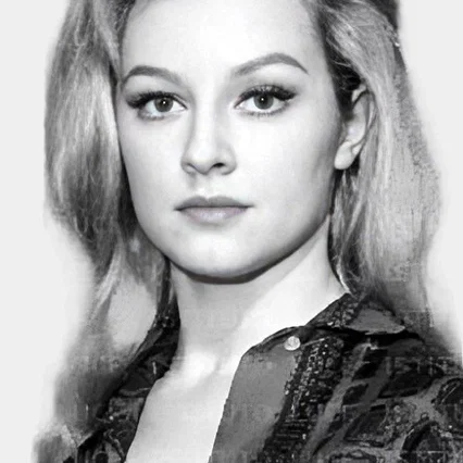  Ivy Holzer