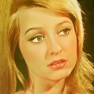  Ivy Holzer