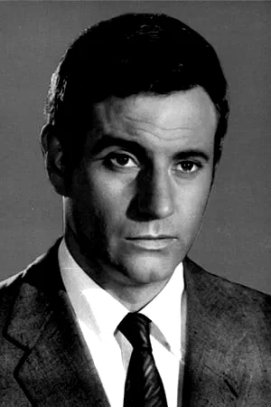  Arturo Fernandez