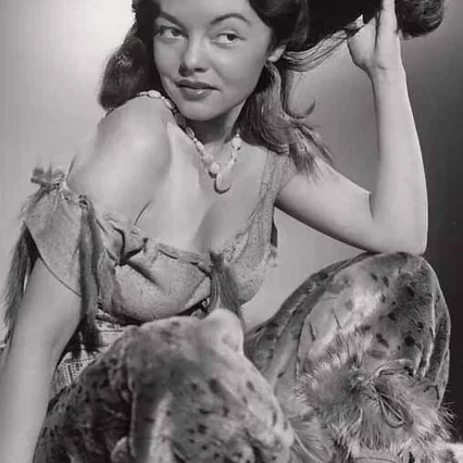  Gloria Saunders