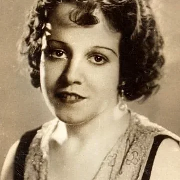  Daisy Hilton