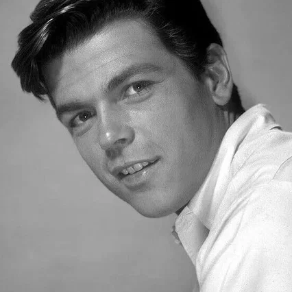  Robert Logan