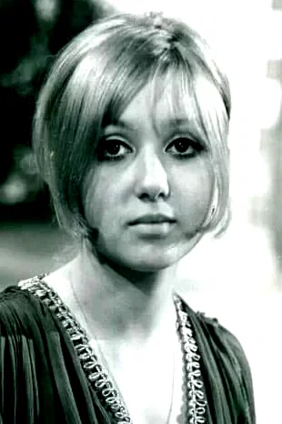  Adrienne Posta