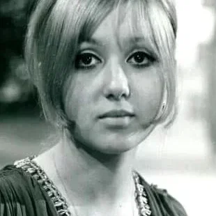  Adrienne Posta