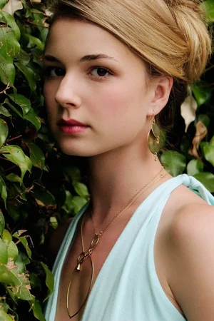 Emily Vancamp photo