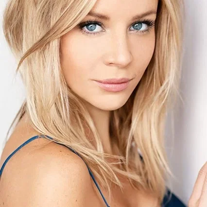  Tara Holt