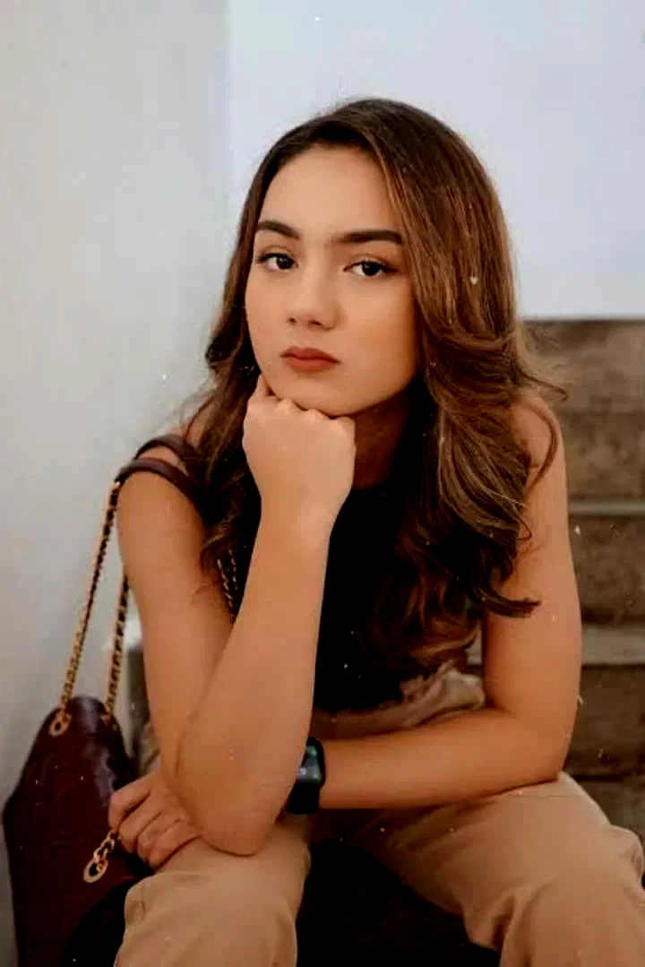  Ersya Aurelia