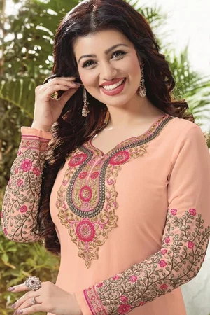  Ayesha Takia