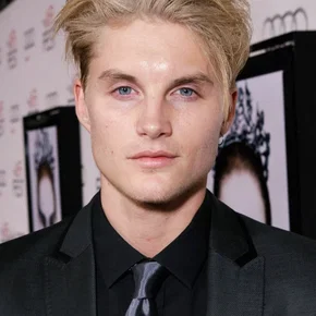Photo star : Toby Hemingway