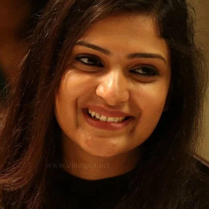 Divya Pillai