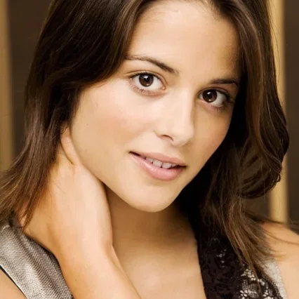  Stephanie Leonidas