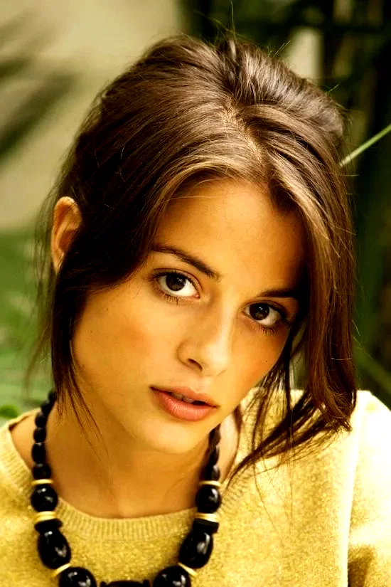  Stephanie Leonidas
